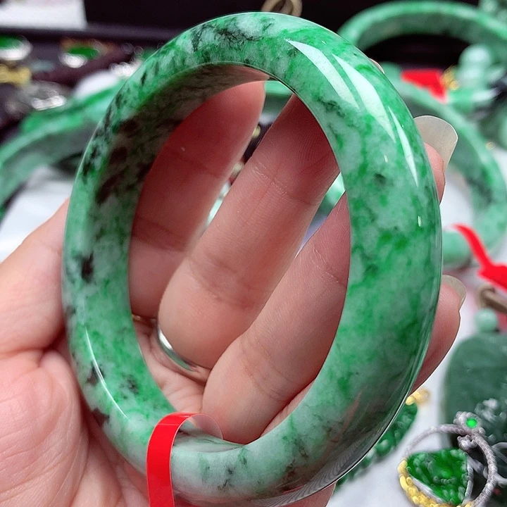 翡翠手镯未镶嵌翡翠