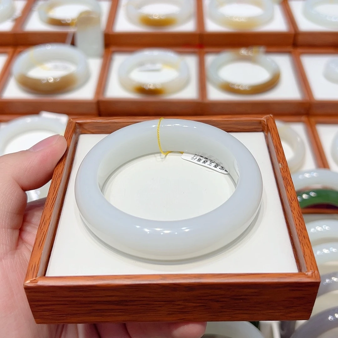 和田玉手镯未镶嵌羊脂白玉