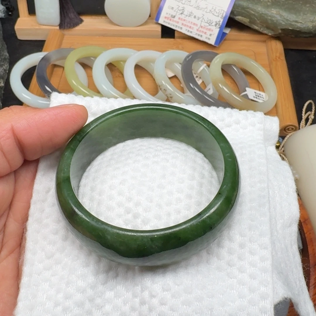 和田玉未镶嵌手镯