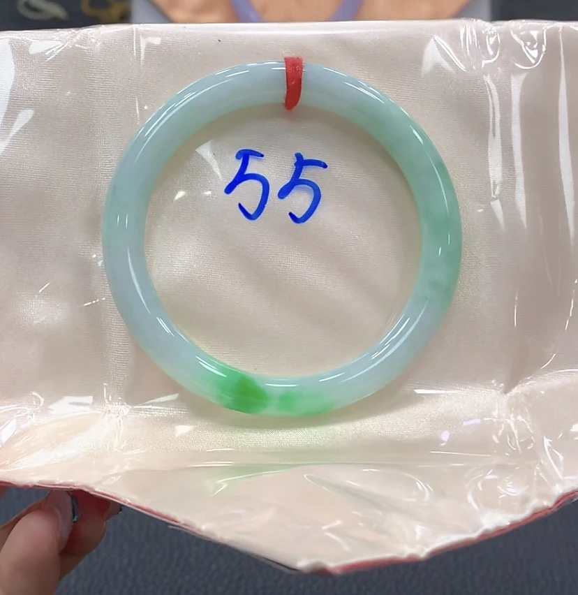 55圆条翡翠手镯飘绿