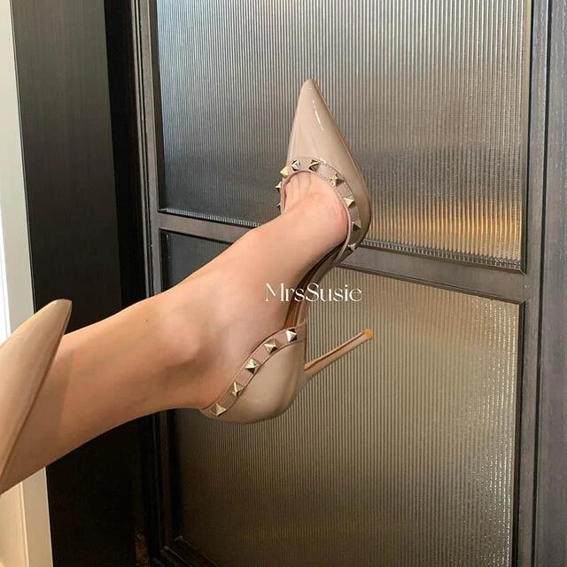 苏茜夫人黑色铆钉高跟鞋女2025年夏新款浅口细跟气质裸色侧空单鞋