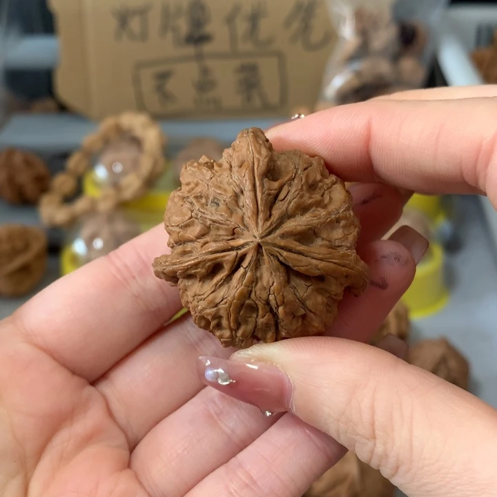 厚***焱文玩核桃吊坠异形单只，有瑕疵