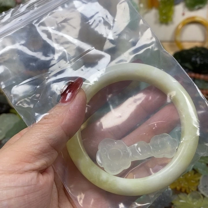 蛇纹石玉未镶嵌吊坠