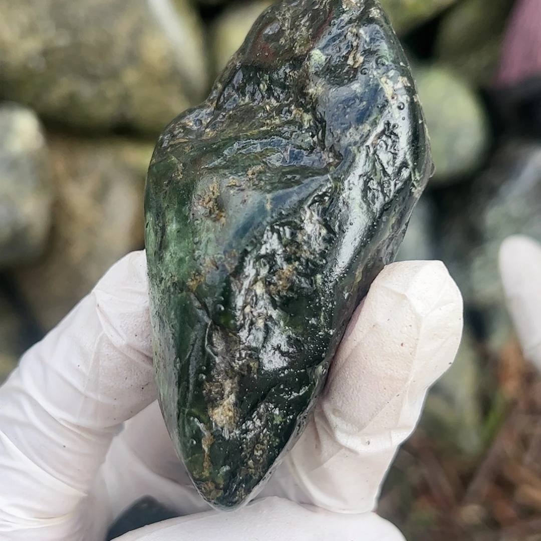 蛇纹石玉合金珠宝奇石?**三