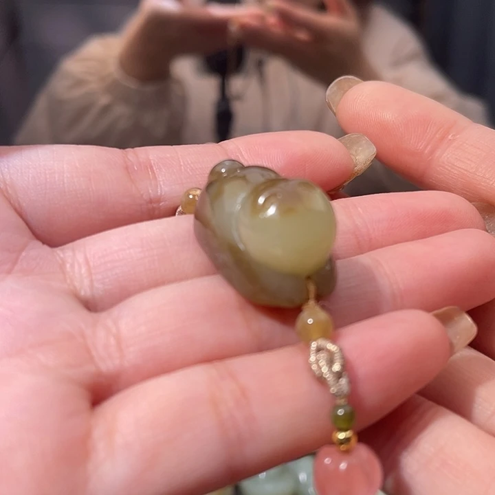 桃***包和田玉未镶嵌颈饰