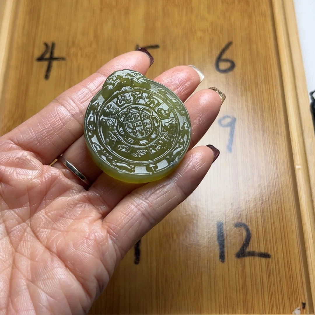 草***瓜蛇纹石玉未镶嵌颈饰