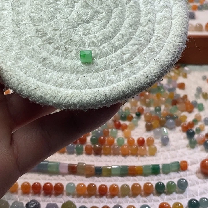 翡翠散珠未镶嵌定制翡翠桶珠卡5.5*5.5