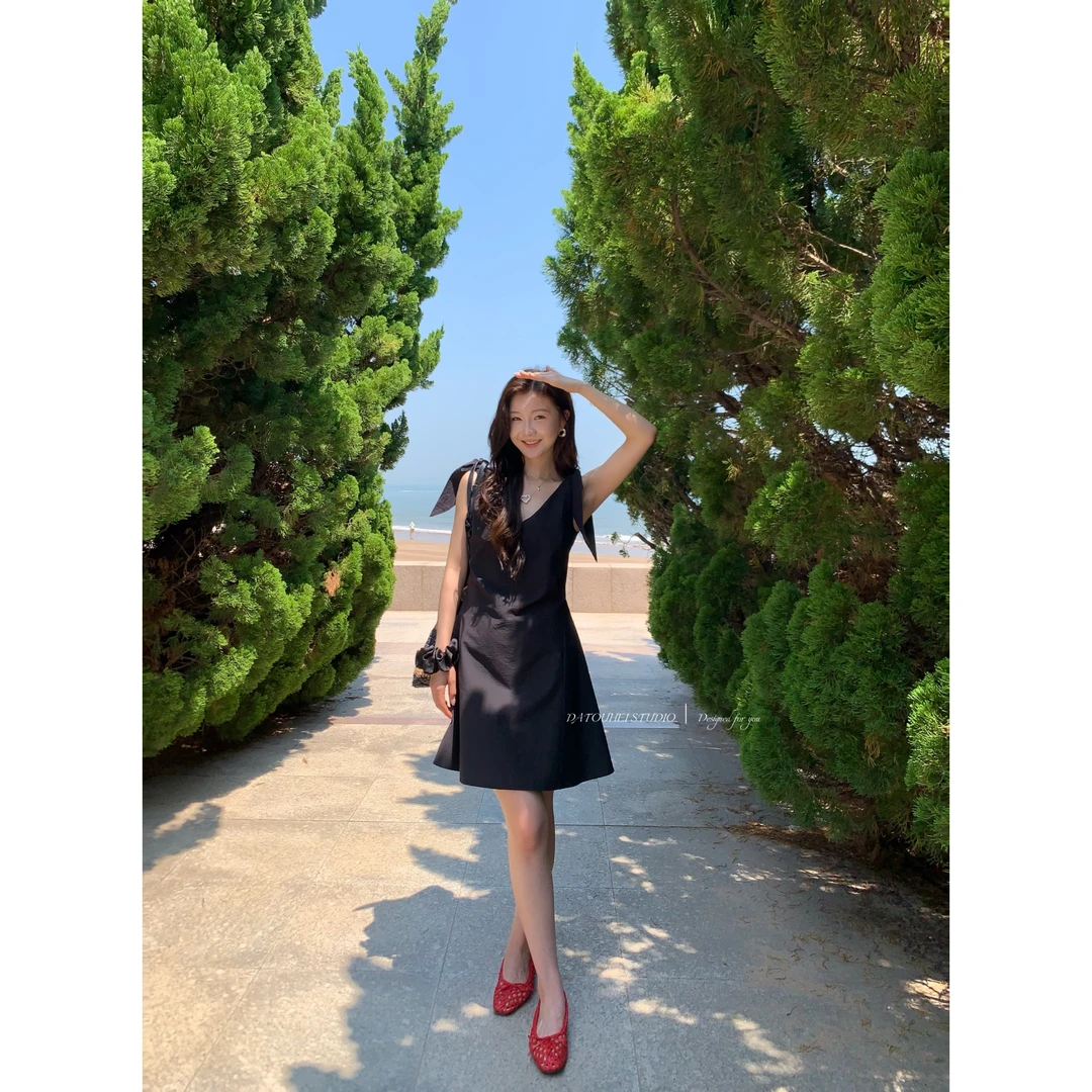 大头黑STUDIO【幽夜繁花】2025女夏时尚V领气质连衣裙D225Q08039