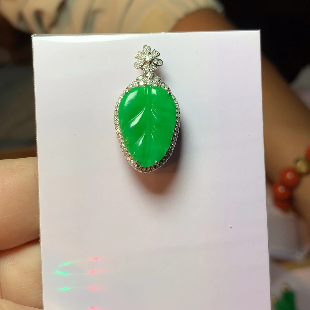 @***越翡翠18K金镶嵌颈饰叶子