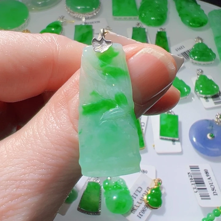 颈饰18K金镶嵌翡翠