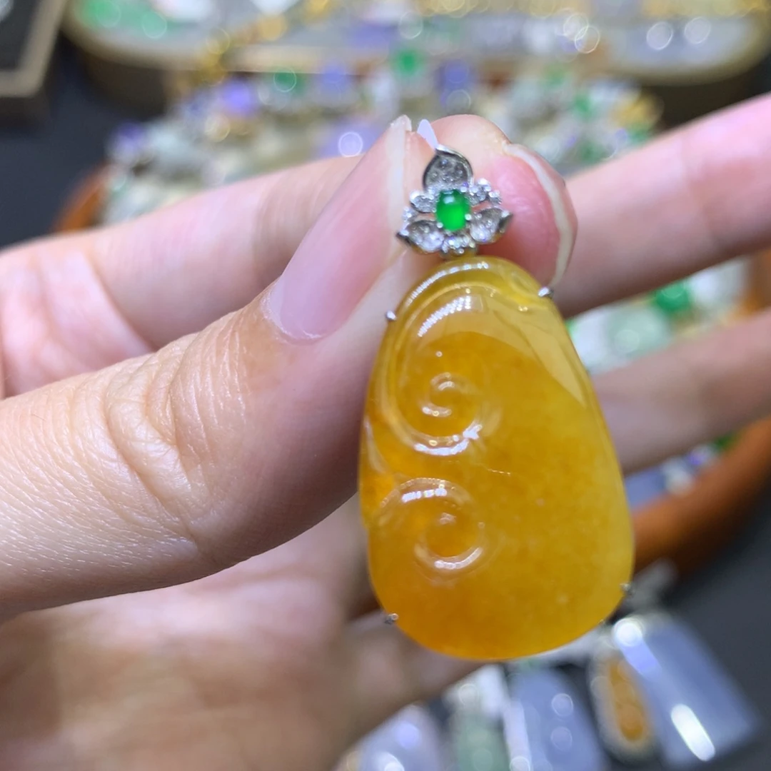颈饰18K金镶嵌翡翠