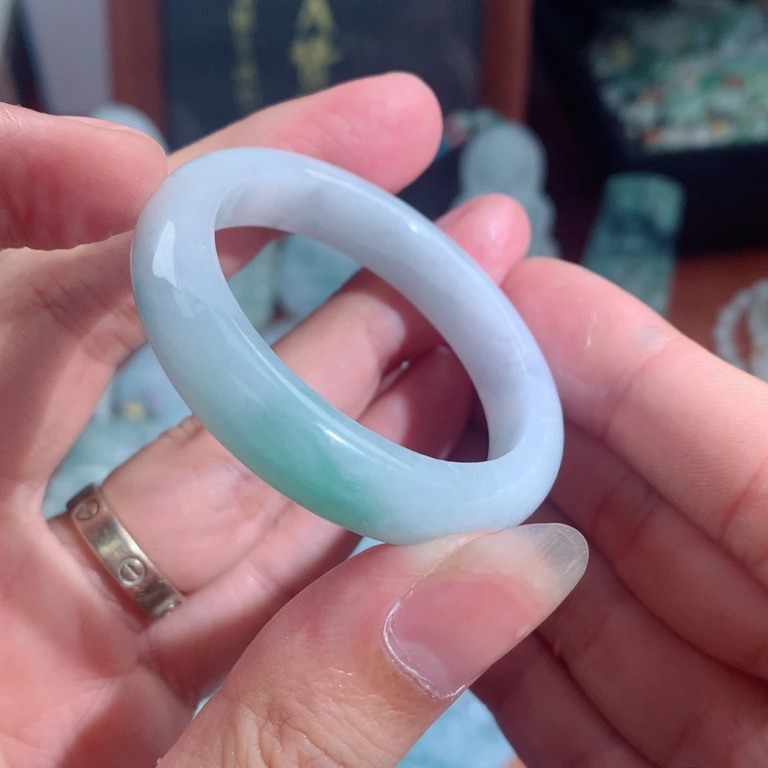 翡翠未镶嵌颈饰翡翠有瑕疵
