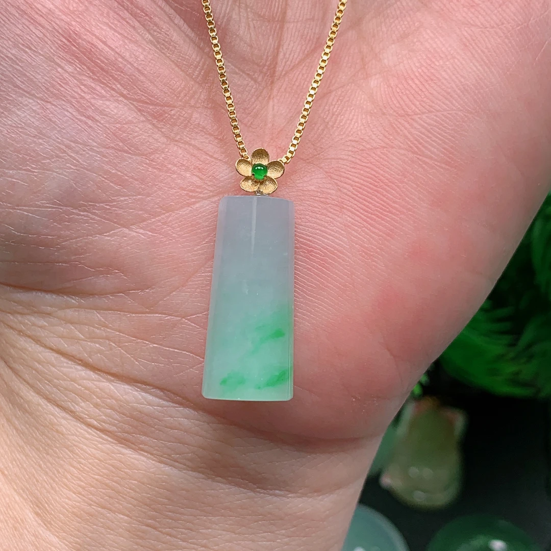 缅甸天然翡翠A货 冰润飘绿无事柱43/615(尺寸22.2x10x4.9)