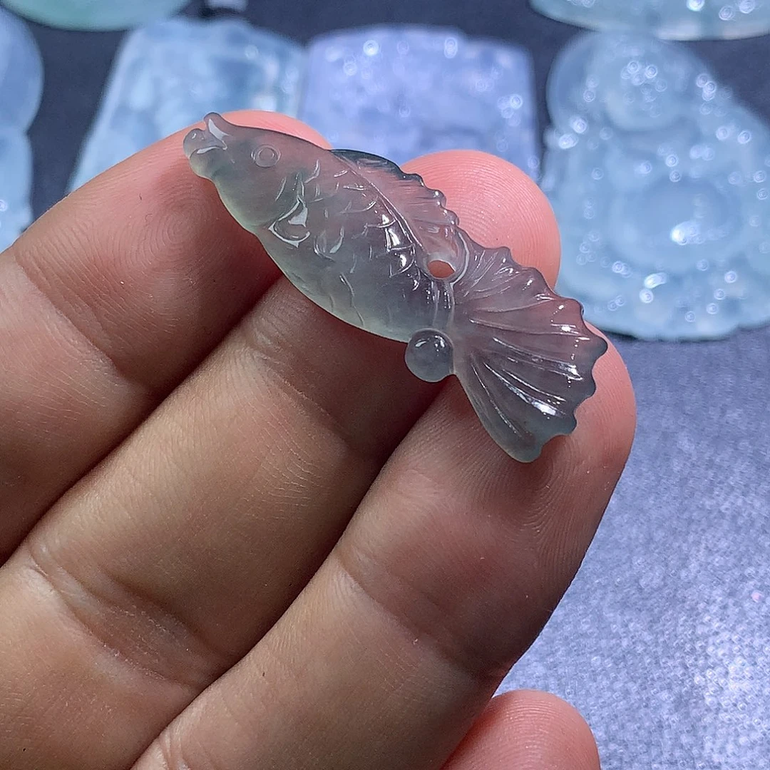 翡翠未镶嵌挂件黑冰鱼