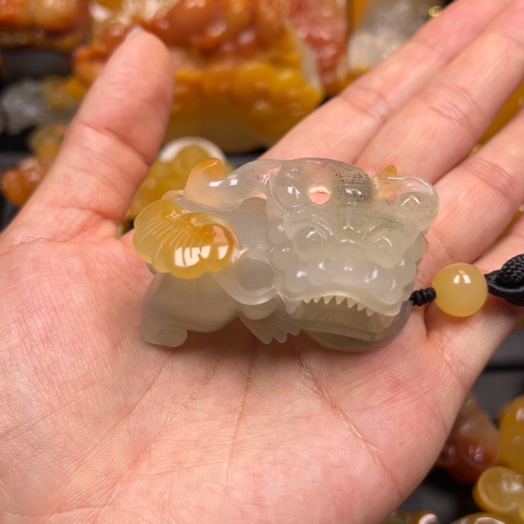 未镶嵌石英质玉（黄龙玉）颈饰