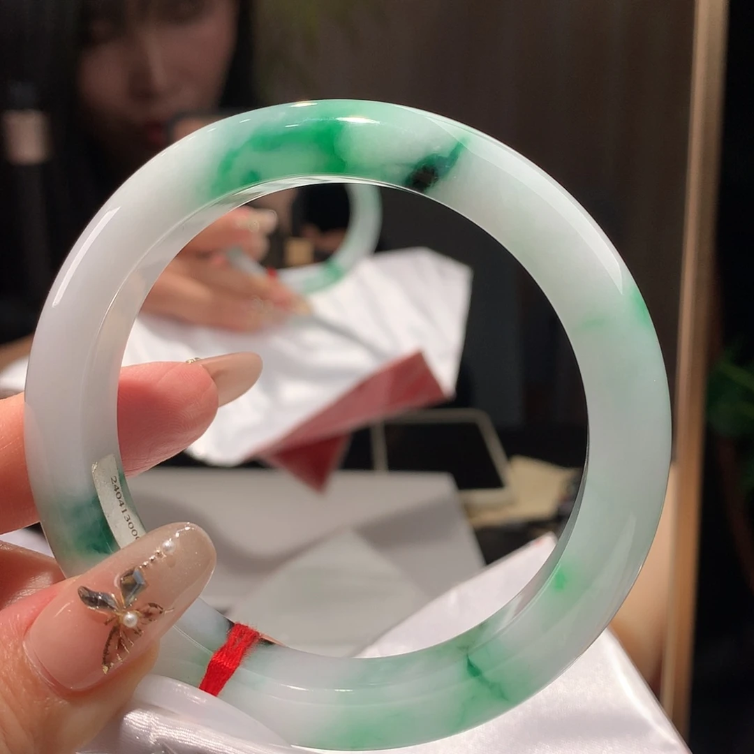 翡翠手镯未镶嵌圈口62（有纹）