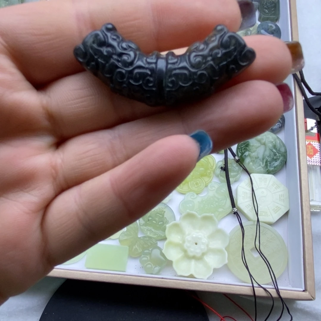 蛇纹石玉未镶嵌颈饰