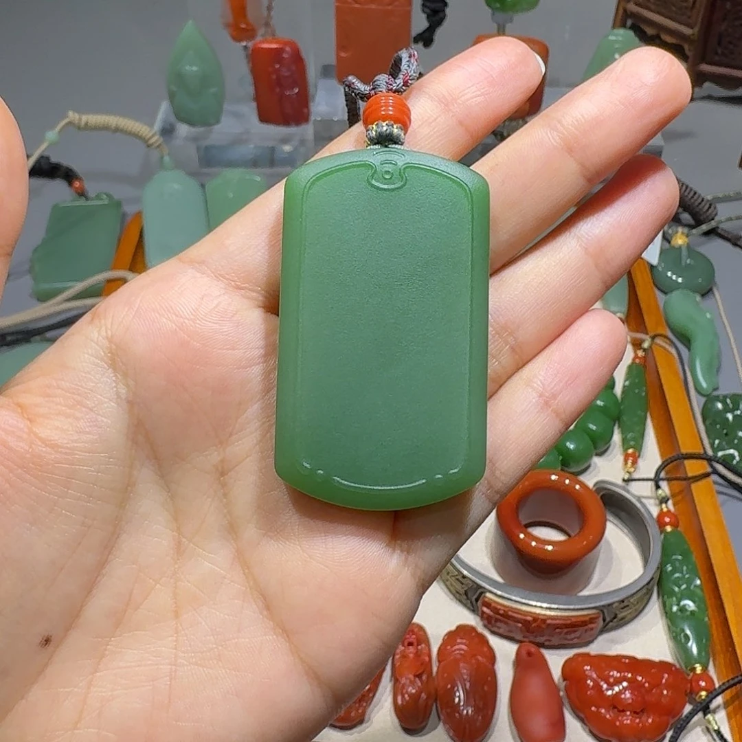 落***吻和田玉（碧玉）未镶嵌颈饰粉绿无事牌