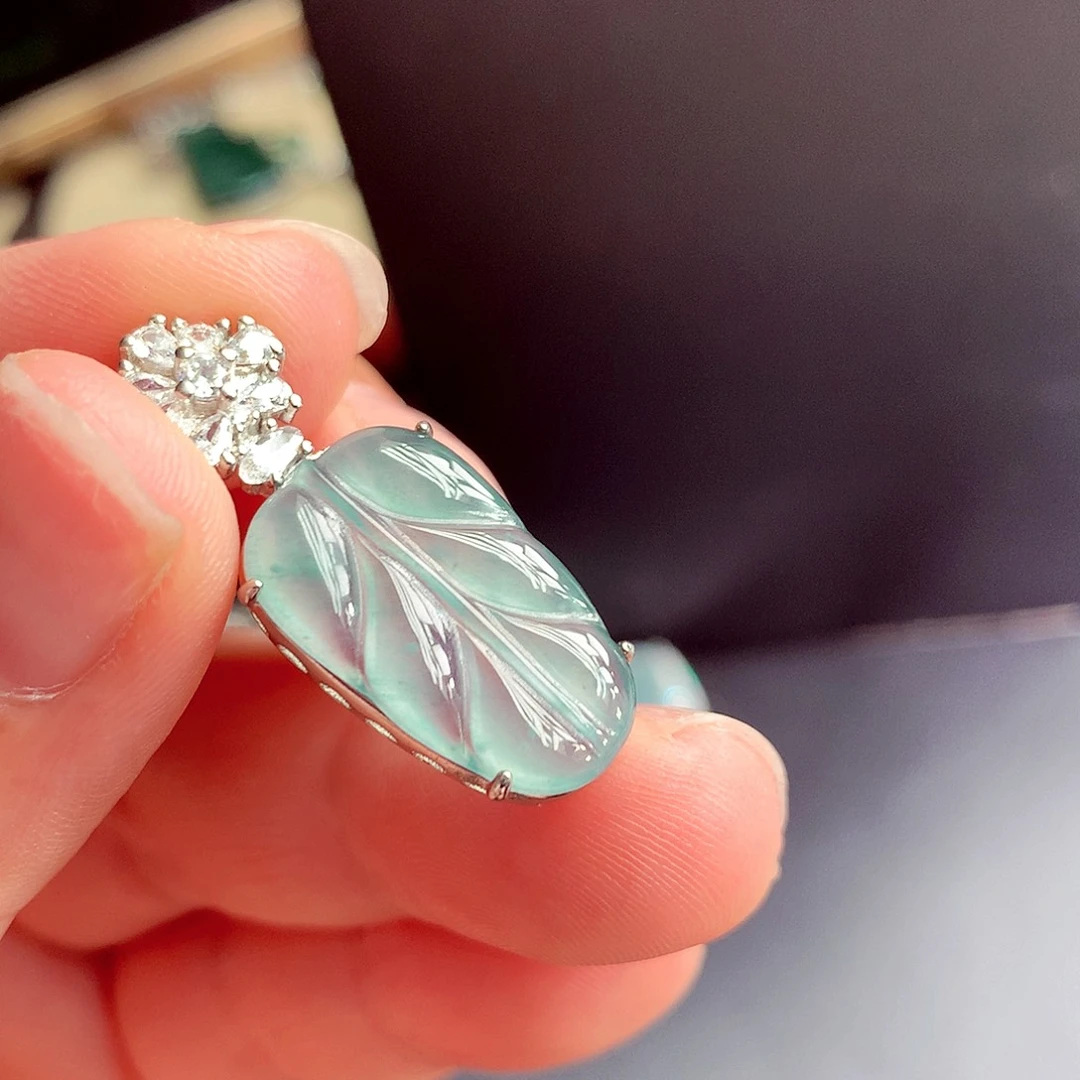 翡翠未镶嵌颈饰挂件