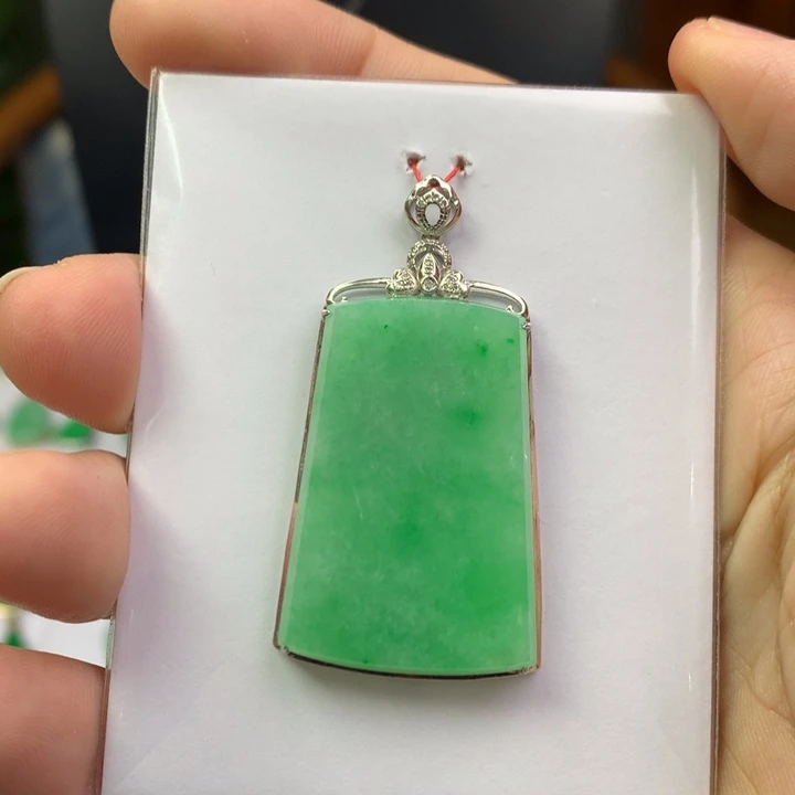翡翠18K金镶嵌颈饰翡翠吊坠