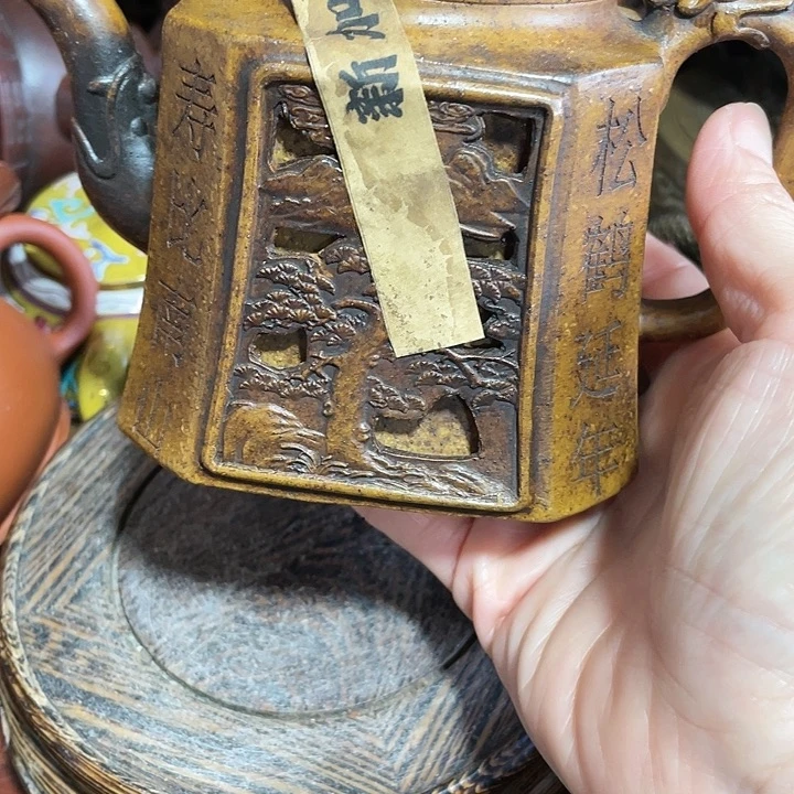 茶壶紫砂原矿泥料手工制作的一把紫砂壶。