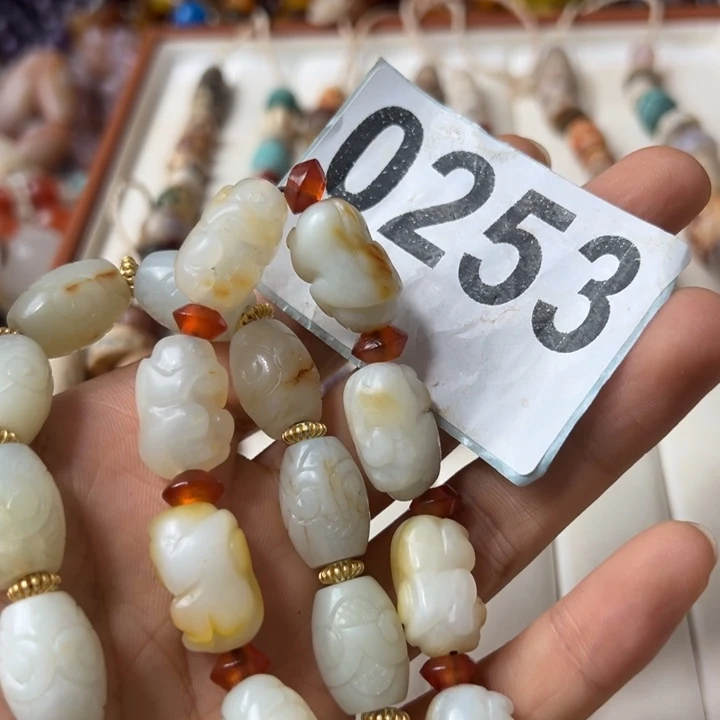 面***Z和田玉（糖玉）未镶嵌颈饰