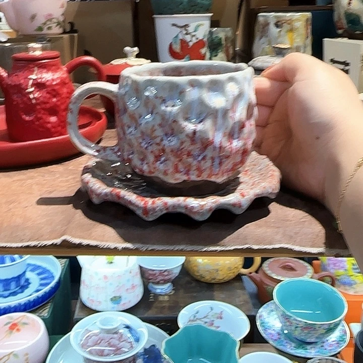 好多漂亮的小茶具耶