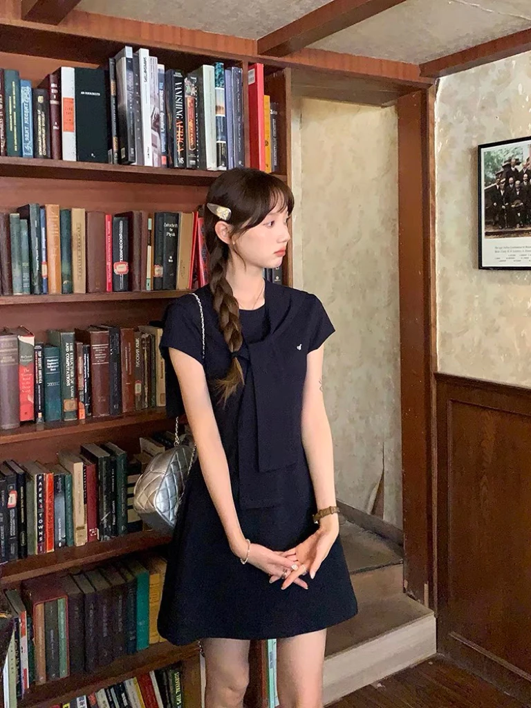 灰灰呀！韩区学妹 小马刺绣标 配披肩 韩系复古设计感圆领连衣裙