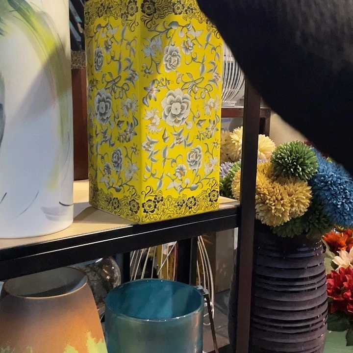 陶瓷花瓶，茶杯茶具。