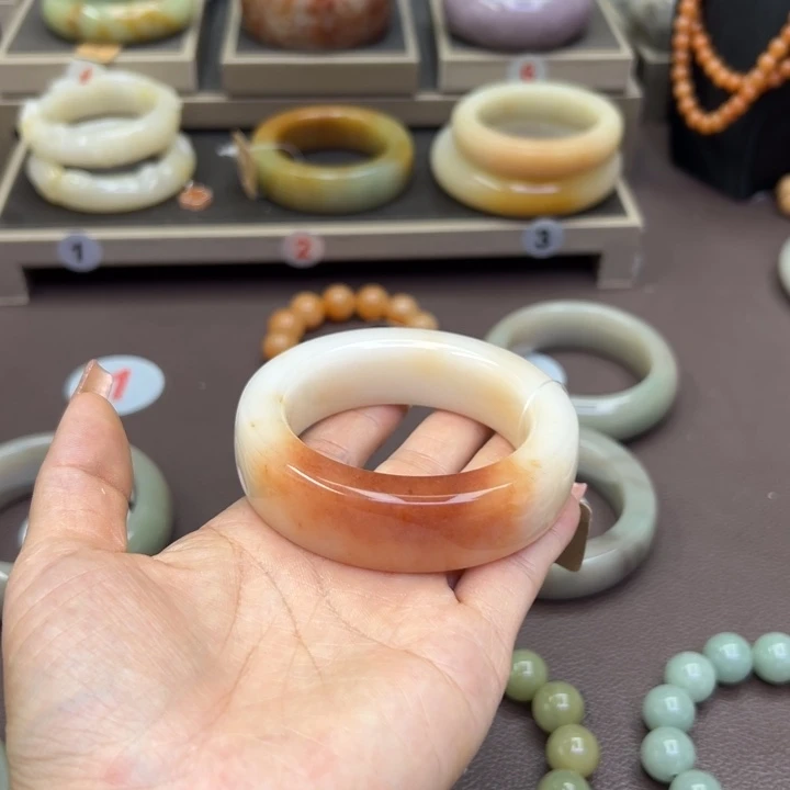 石英质玉手镯未镶嵌朕***?