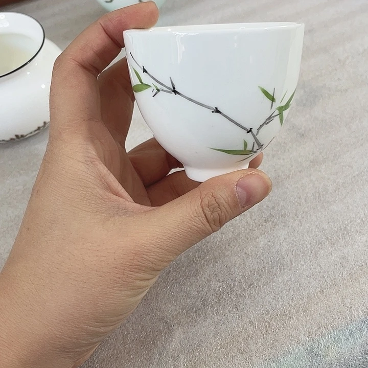 手绘骨质瓷主人杯。