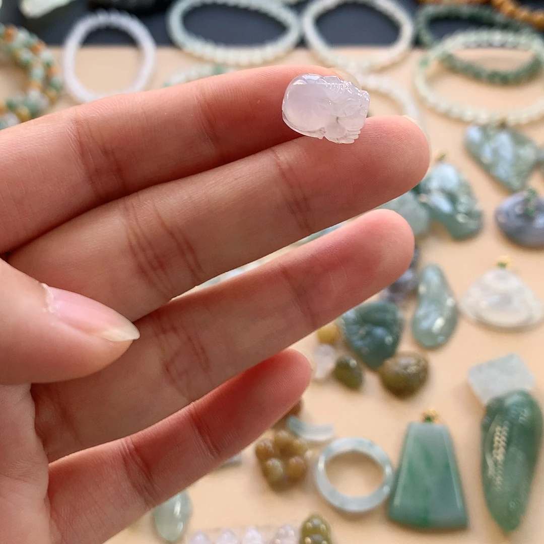 翡翠未镶嵌颈饰貔貅