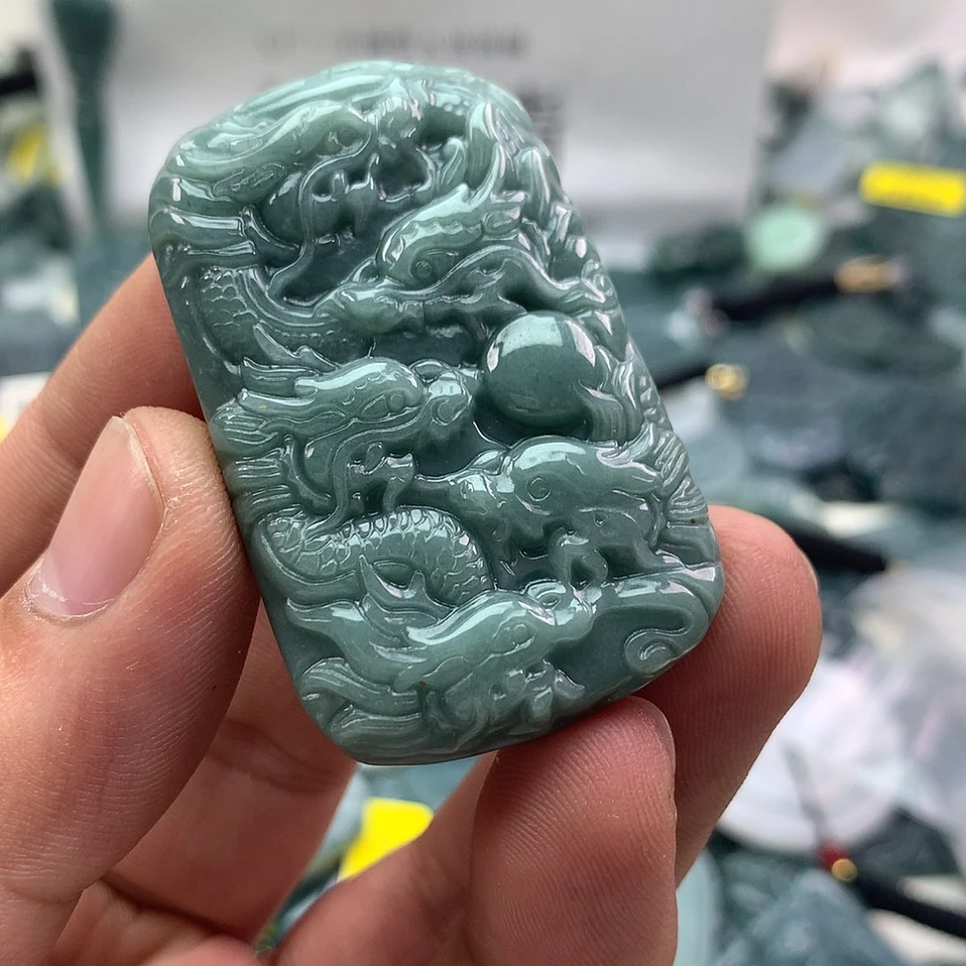 翡翠未镶嵌颈饰龙牌