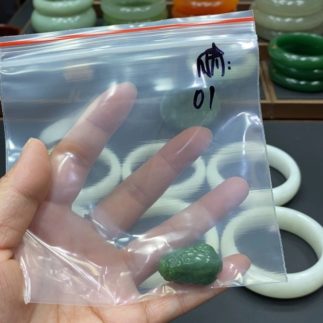 晴***懿和田玉未镶嵌颈饰