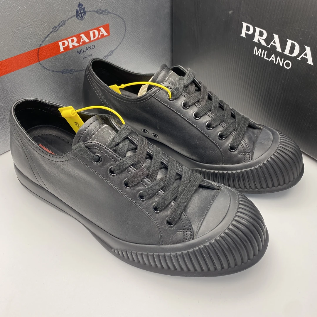 95新 Prada/普拉达 40欧码 黑色圆头平跟休闲板鞋