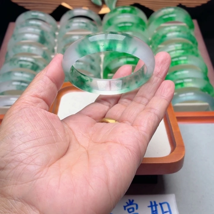 熙***妈石英质玉未镶嵌手镯