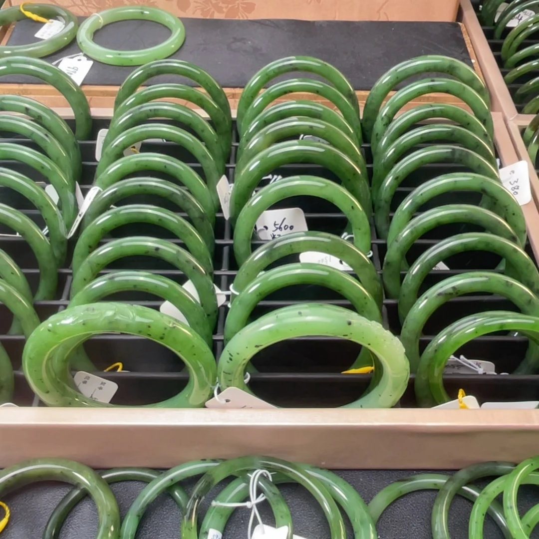 一***行和田玉未镶嵌手镯