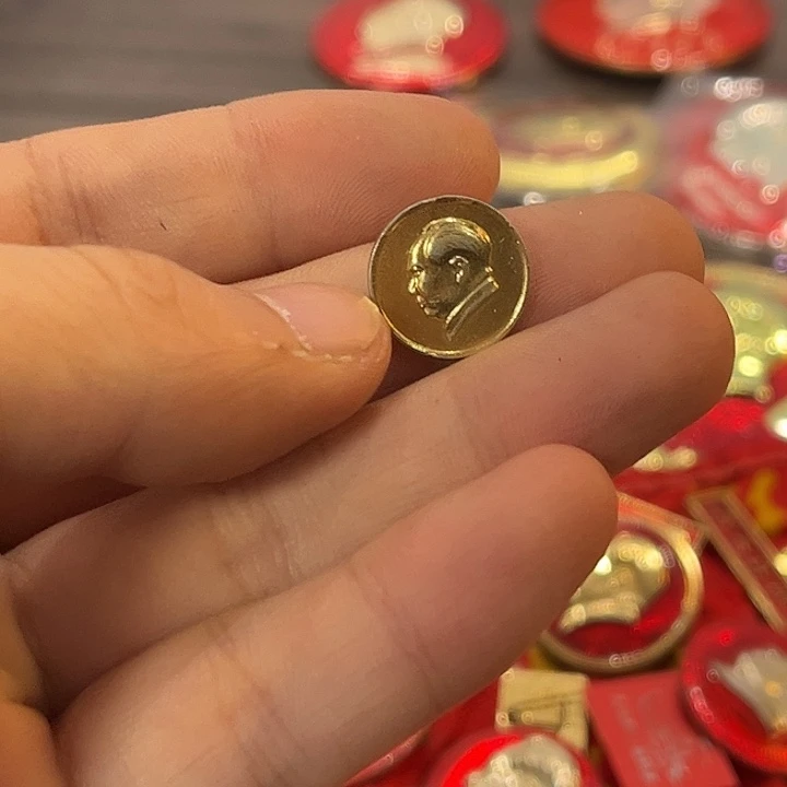 喜***安像章一一一高贵轻人