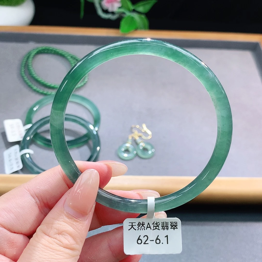 未镶嵌手镯（圆镯）翡翠