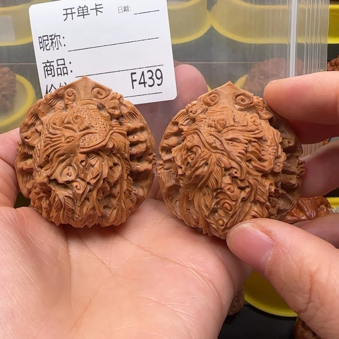 文玩核桃吊坠雕刻龙凤