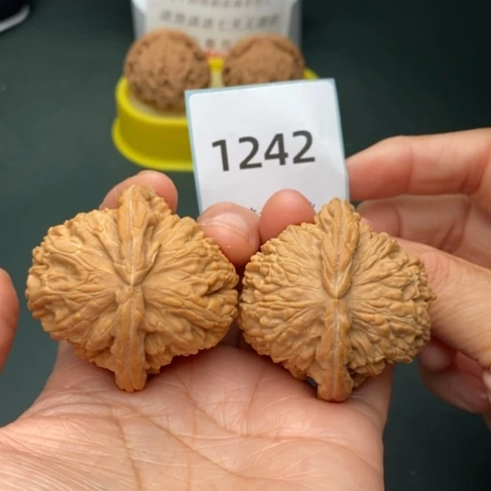 文玩核桃把件46闷白1242