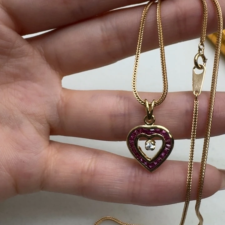 未镶嵌颈饰红宝石