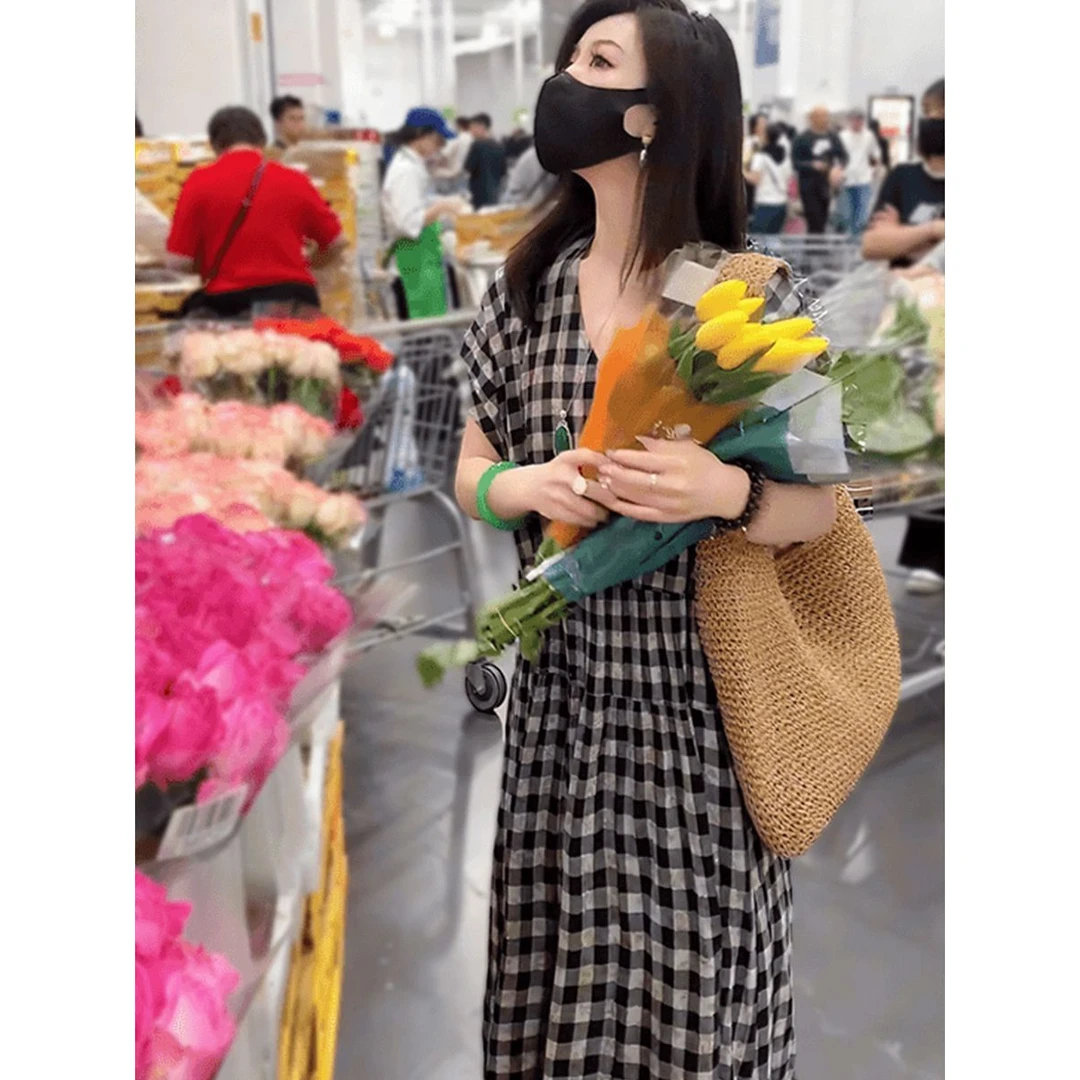 休闲气质V领格子连衣裙女2025夏季新款大码宽松显瘦时尚长裙子