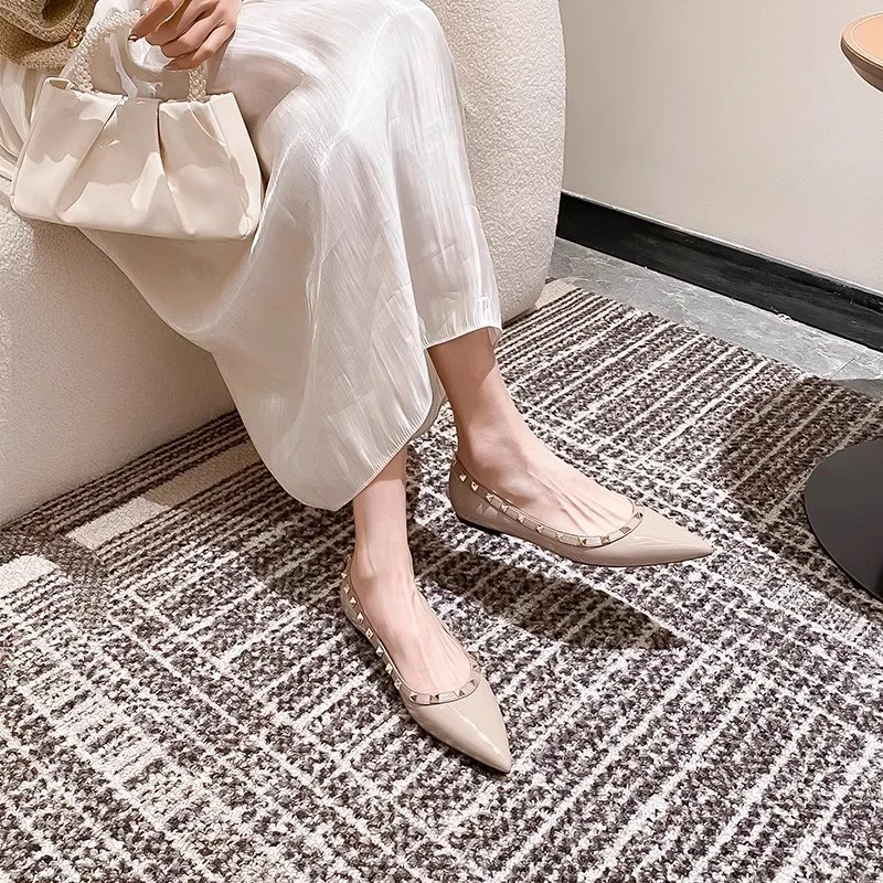 2025新款法式铆钉鞋尖头气质单鞋女夏平底浅口漆皮软底百搭通勤鞋