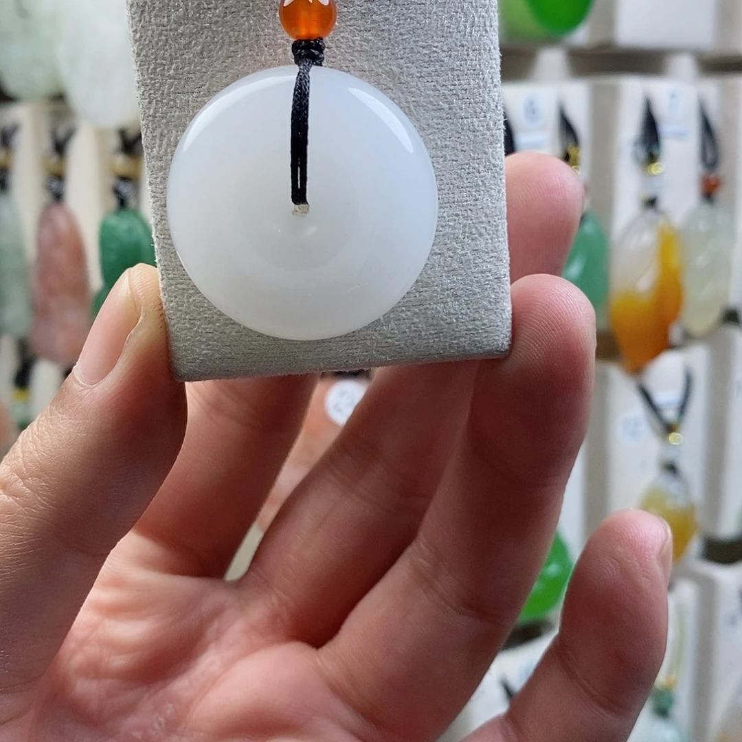 颈饰未镶嵌石英质玉（金丝玉）