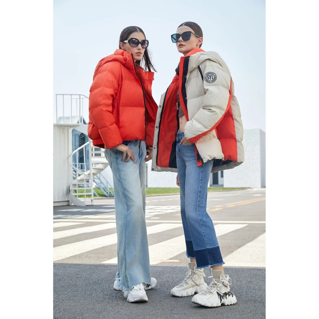 女一手长连帽冬季休闲时尚羽绒服