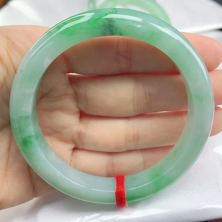 翡翠手镯未镶嵌辣阳绿58