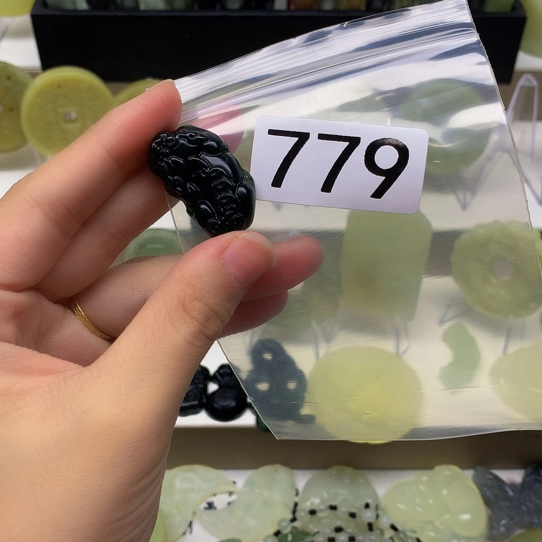 蛇纹石玉颈饰未镶嵌白*哥