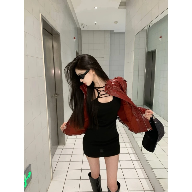 复古红色机车皮衣外套秋季2025新款长袖休闲纯欲风黑色吊带连衣裙