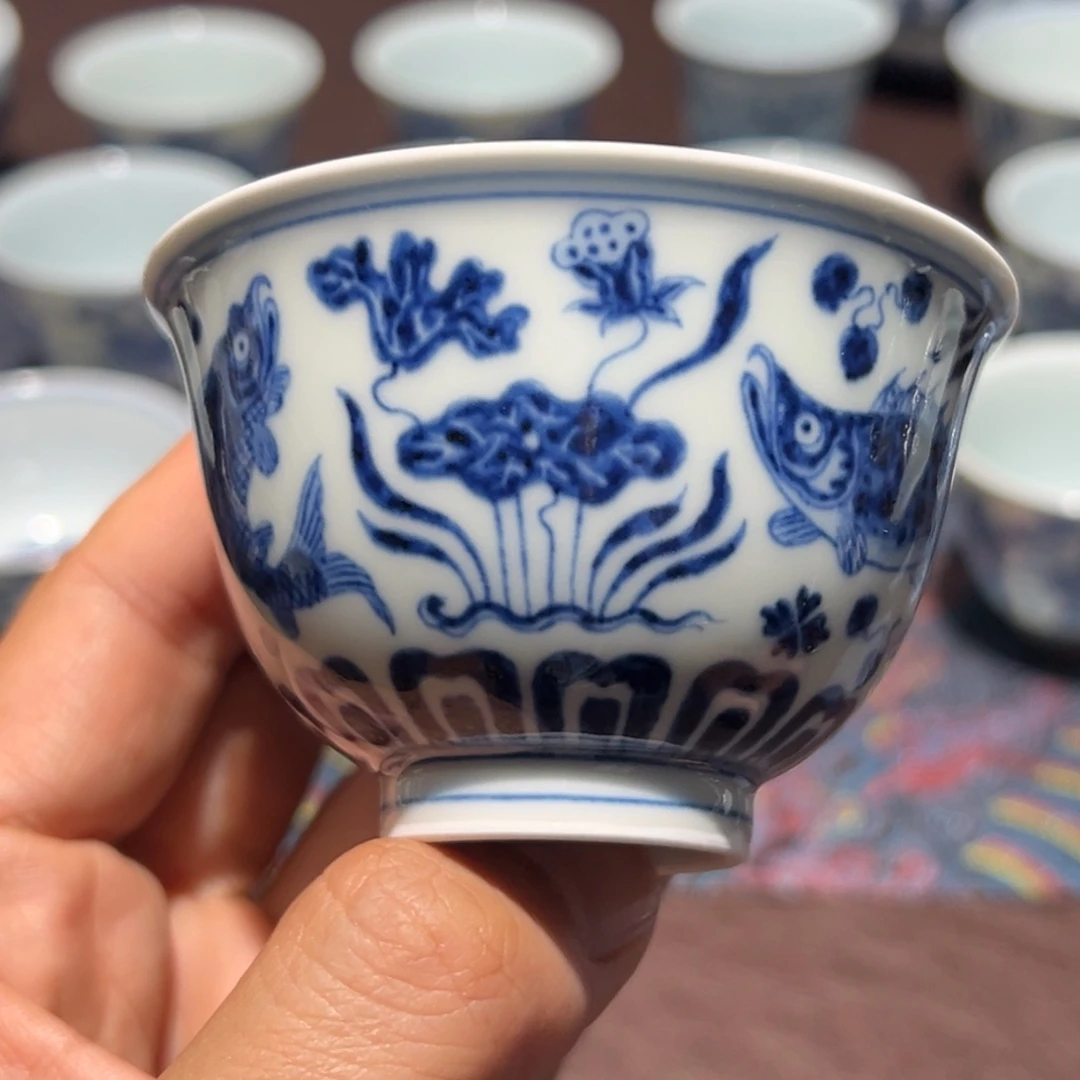陶精品青花鱼藻纹撇口杯口径约7.6厘米